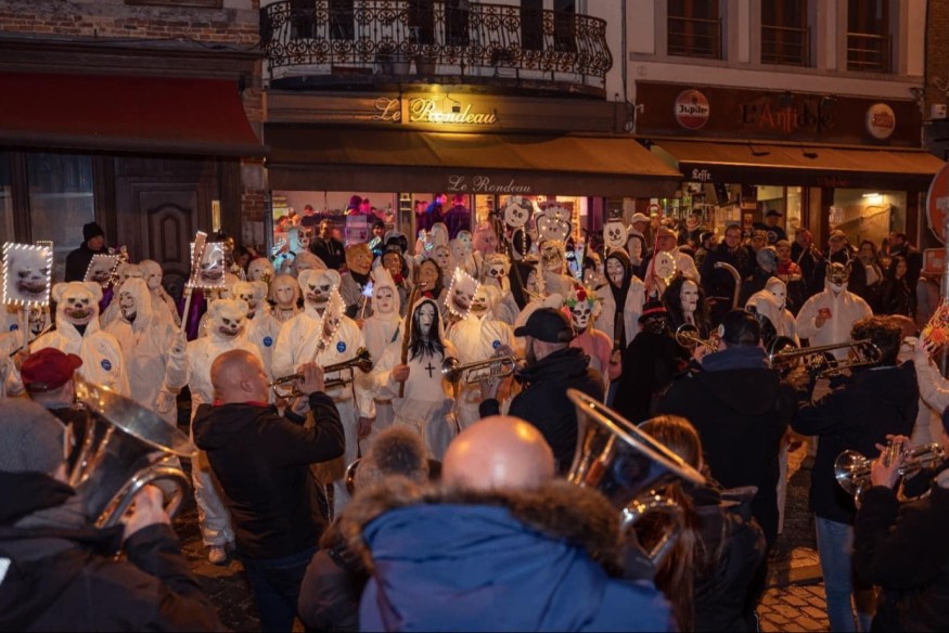 J-6 avant Mardi Gras : Les Trouilles de Nouilles à Binche vous réservent une soirée pleine d'intrigues et de festivités masquées !